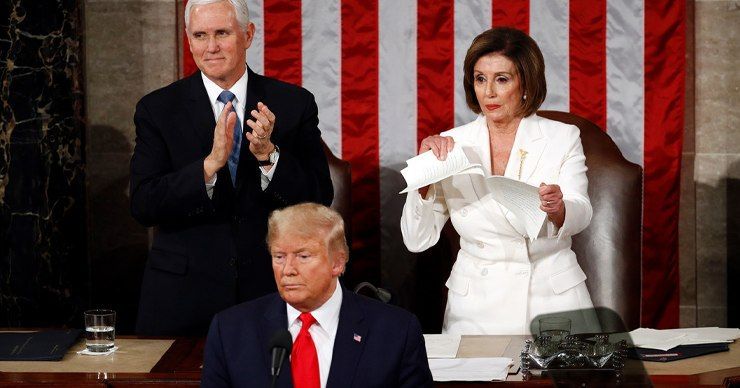 Пелоси демонстративно порвала речь Трампа.