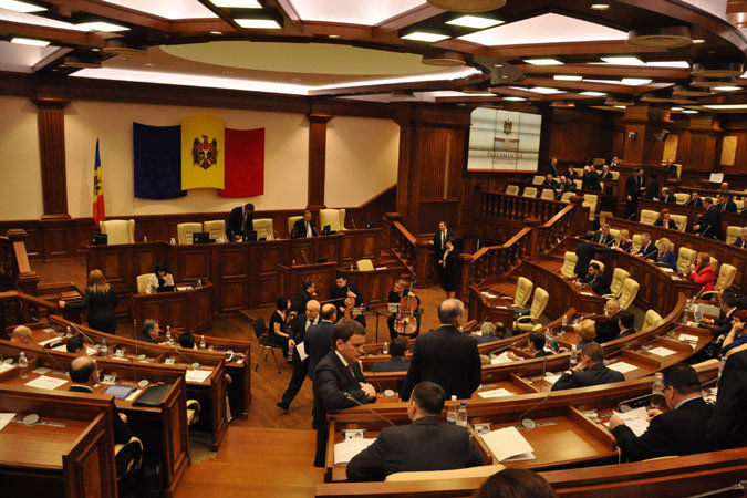 Cei mai mulţi deputaţi noi, cinci la număr, vor apărea în fracţiunea PL. În PLDM și PDM sunt înlocuiţi câte doi parlamentari.