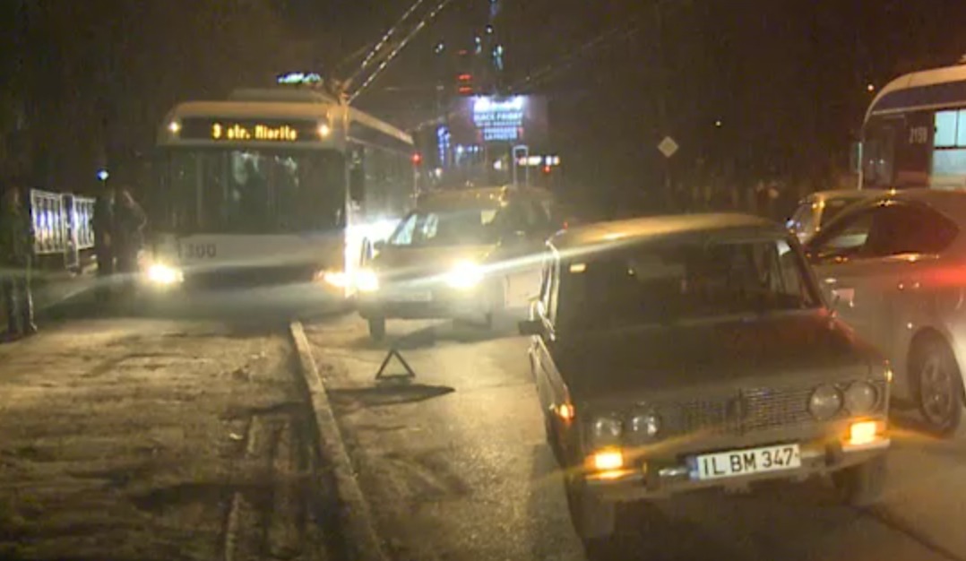 Accident în lanţ la Buiucani. Două automobile s-au ciocnit violent. Foto: Captură video