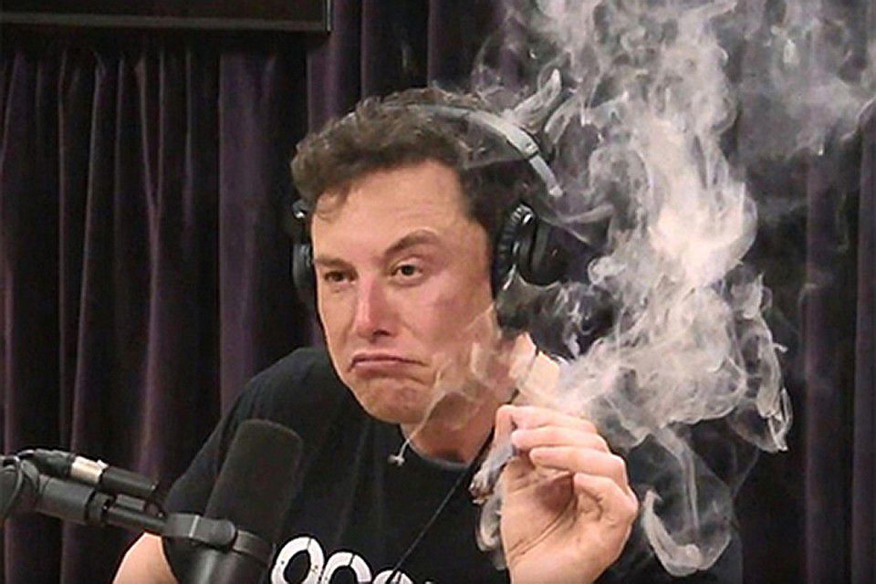 Покуривший марихуану Илон Маск обвалил акции Tesla на 10%.