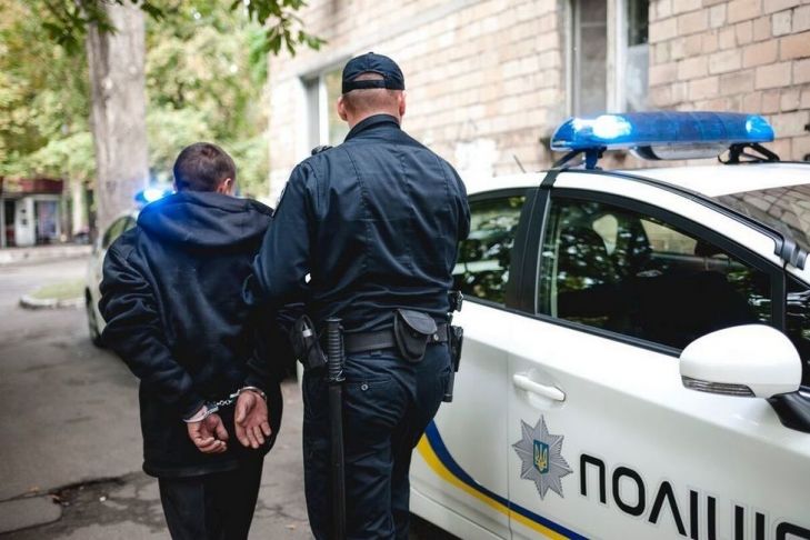 Украинские СМИ пишут, что мужчина останавливал туристов на улицах или на стоянках и вступал с ними в беседу. 