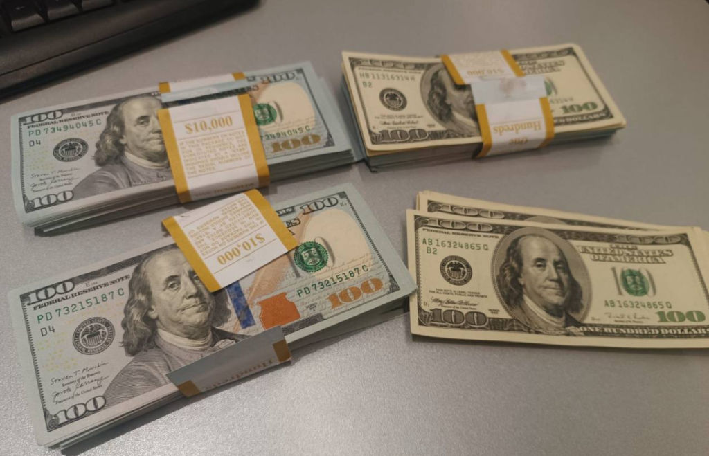 Иностранные граждане пытались незаконно ввезти в Молдову $64 тысячи.