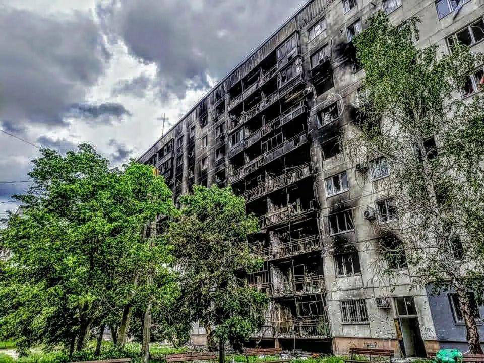 Глава Луганской ОВА опубликовал фото последствий обстрелов в области.
