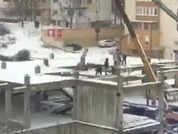 Опасное строительство многоэтажки в Кишиневе сняли на видео.