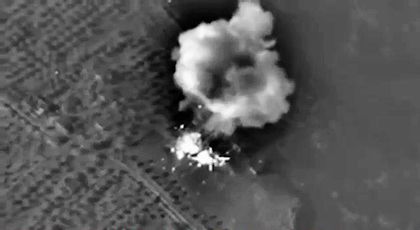 Удар крылатой ракетой комплекса «Калибр-НК» ВКС России по командному пункту террористов в провинции Идлиб Фото: Пресс-служба Министерство обороны РФ / РИА Новости