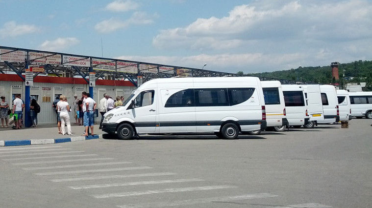 Transportatorii obligaţi să dețină cel puțin 20% din automobilele utilizate în activitate. Foto: casata.md