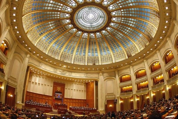 Для вынесения вотума недоверия необходимо 233 голоса.