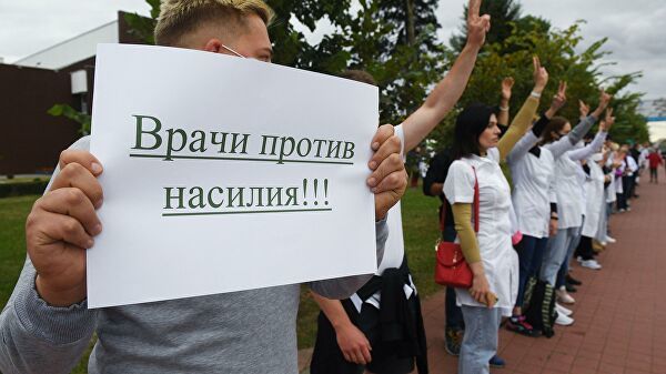 Глава Минздрава Белоруссии вышел к протестующим врачам.