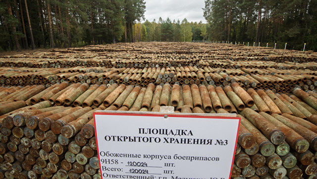Два артиллерийских химических боеприпаса просверлили и извлекли из них отравляющее вещество.