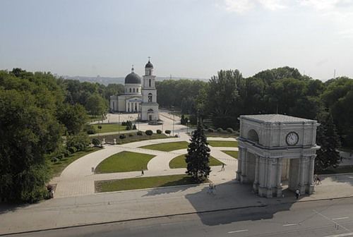 На площади сегодня готовились к праздничным мероприятиям.