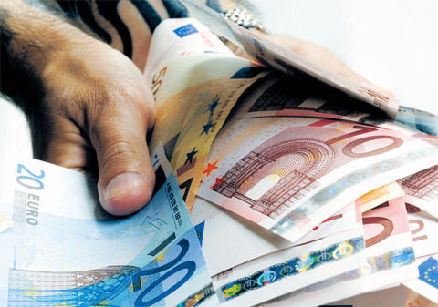 În același timp,  rata medie la creditele acordate persoanelor fizice a constituit  13.59 la sută.