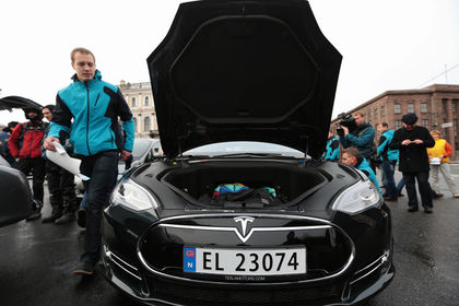 Tesla Motors — американская автомобилестроительная компания, производящая машины на электротяге.