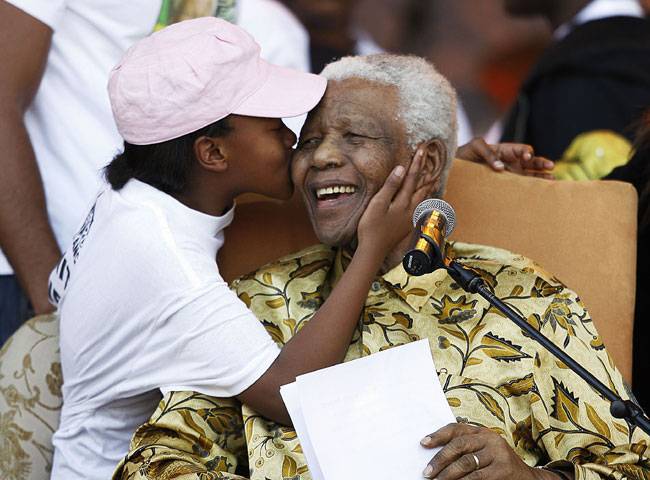 Primul preşedinte de culoare al ţării, Nelson Mandela, este privit de aproape toată ţara ca fiind "părintele naţiunii".