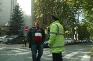 După ce l-a bătut pe reporter, şoferul a plecat, deşi numărul de înmatriculare fusese scos.