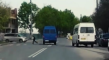 В Кишиневе микроавтобус едва не сбил ребенка.