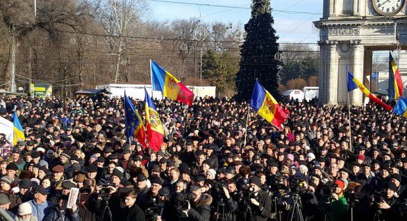 Mai mulți politicienii și-au îndemnat susținătorii să iasă la proteste.