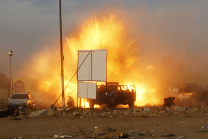 Взрыв автомобиля в Багдаде. Фото: Thaier Al-Sudani / Reuters