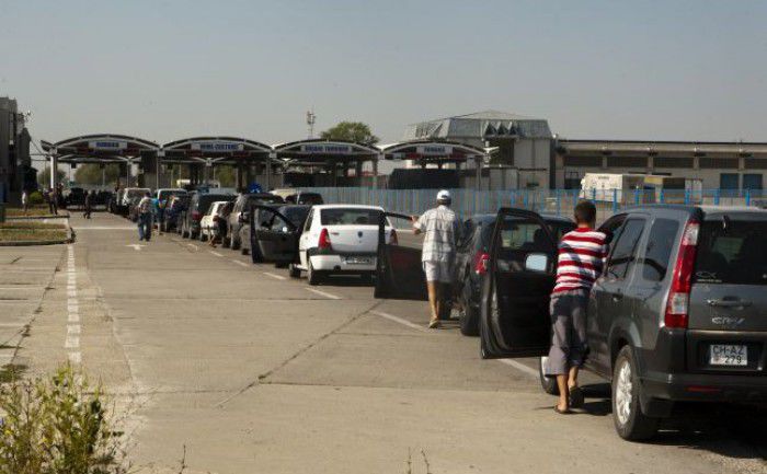 Benzina mai ieftină de la din țara noastră îi face pe vecinii români să stea la coadă. Foto: fanatik.ro