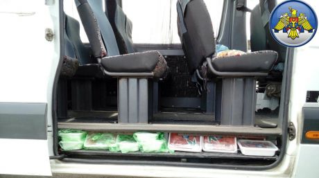 A ascuns în microbuz icre roşii de la Odesa. Foto: customs.gov.md
