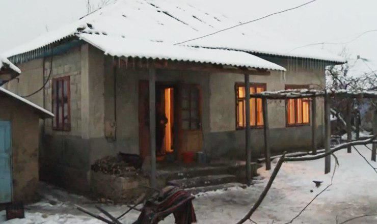 До приезда пожарных люди самостоятельно пытались погасить пламя, чтобы оно не распространялось.