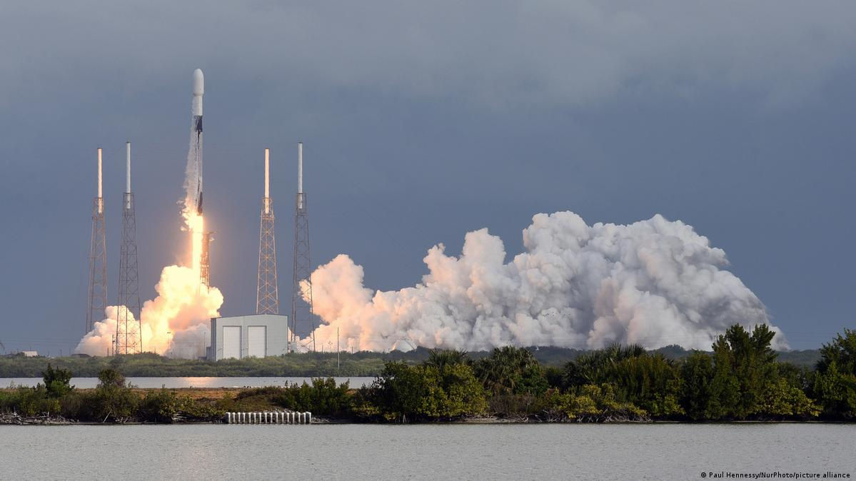 SpaceX будет выводить на орбиту секретные европейские спутники.