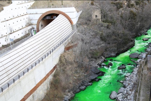 Râul Valira care traversează regiunile Andorra și Cataluña și-a schimbat în această dimineață culoarea. Foto: heraldo.es
