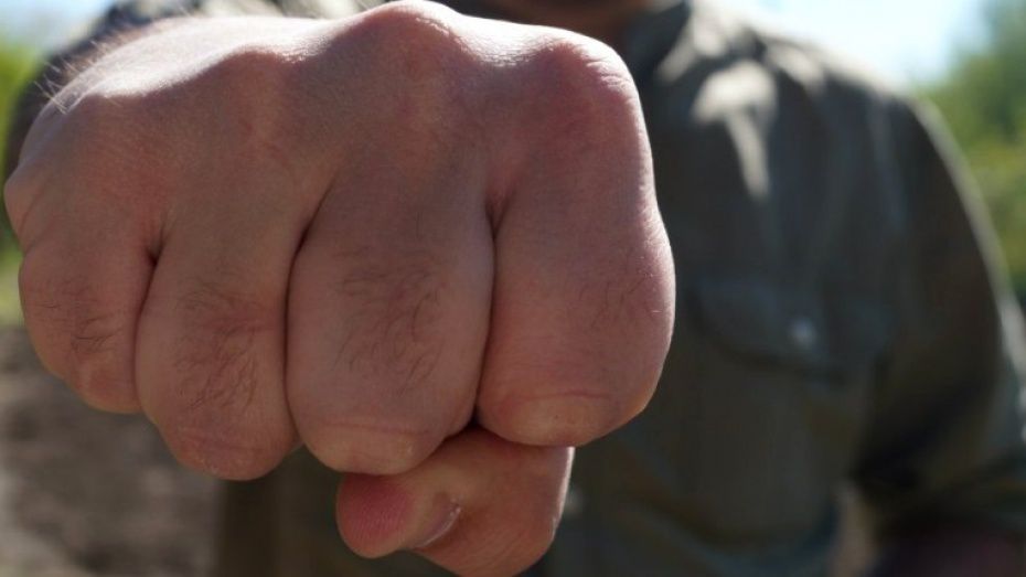 Un tânăr a murit după ce a fost lovit cu pumnul în faţă de un alt băiat.