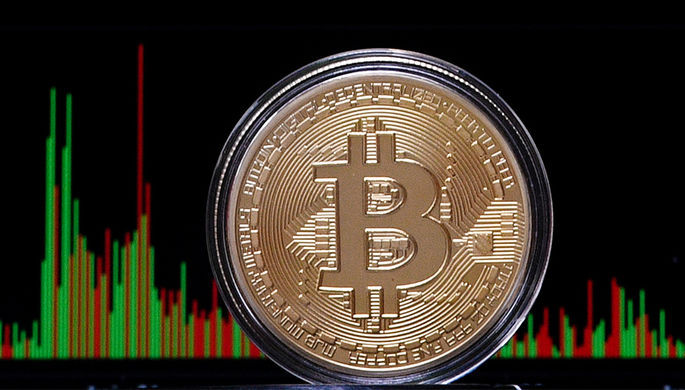 Стоимость биткоина на криптовалютных биржах обвалилась ниже $10 тыс. Фото: ria.ru
