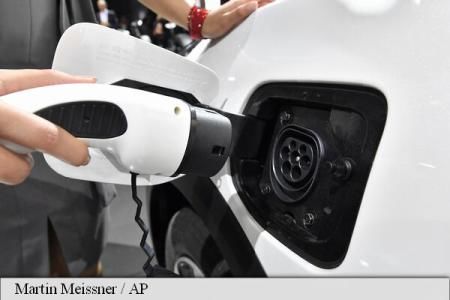 Unele mașini hibride consumă de patru ori mai mult combustibil decât indică producătorii. Foto: AP Photo