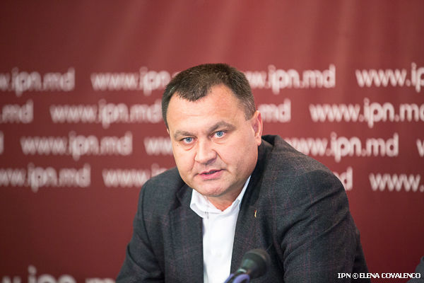 По словам депутата, отказ президента подписывать некоторые документы, представленные другими государственными учреждениями, может привести к тупикам и причинить убытки государству, в том числе финансовые.