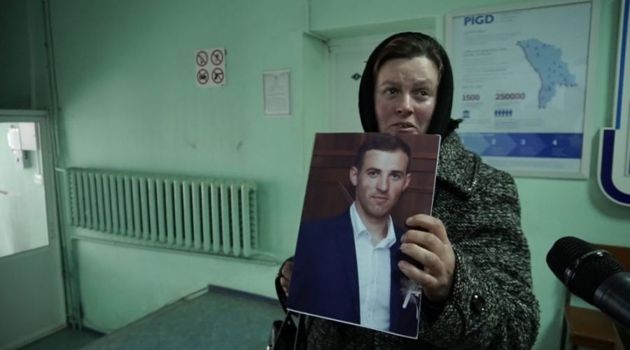 Мать застреленного в Елизаветовке пришла в суд с фотографией сына.