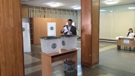 Лидер ЛДПМ Влад Филат успел проголосовать на местных выборах.