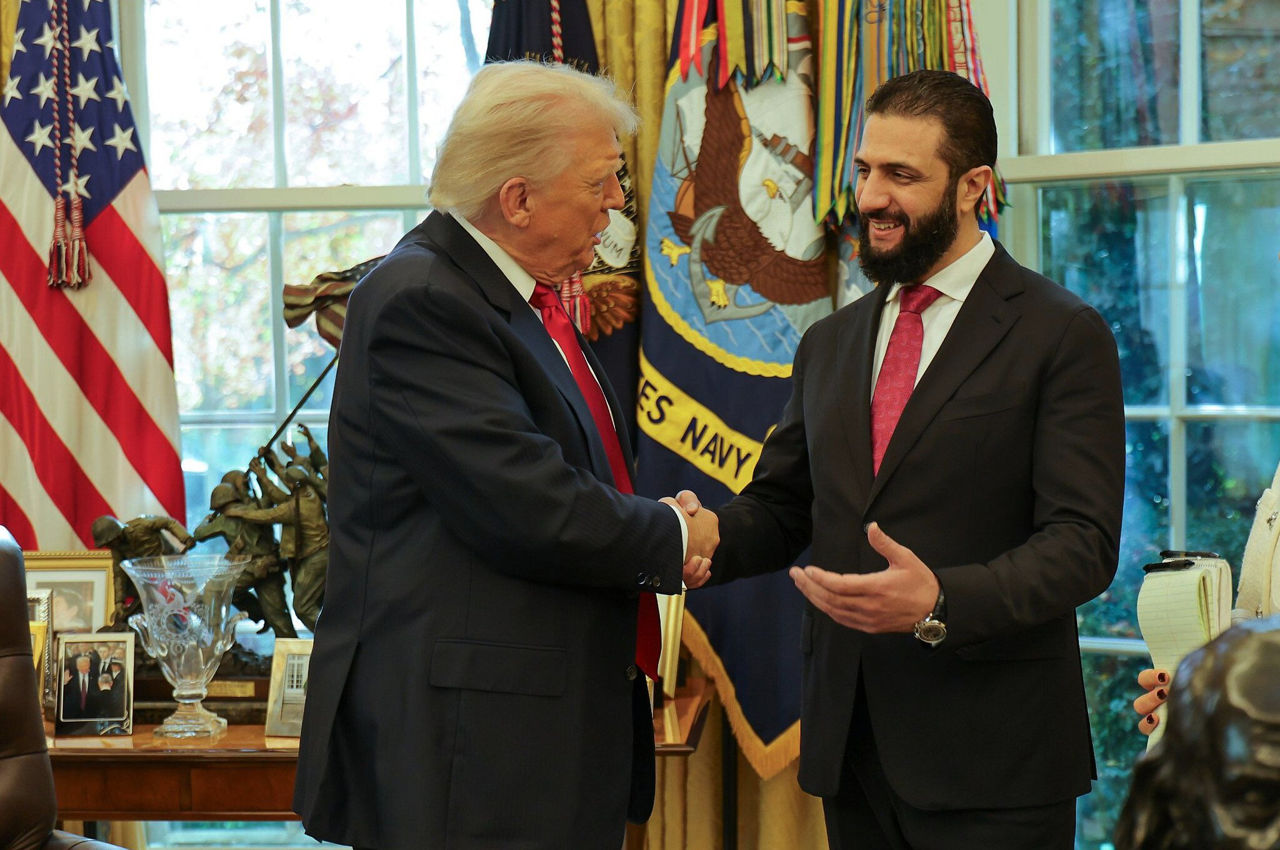 Трамп принял в Белом доме временного президента Сирии.
