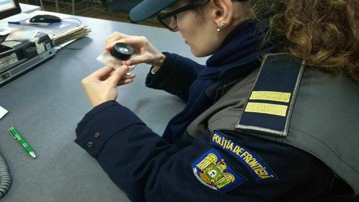 Гражданин России предъявил на КПП Албица поддельные документы.