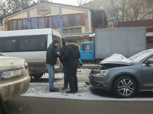 Un Volkswagen a ciocnit un microbuz de pe ruta nr. 166, în capitală. Foto: Dolinski Vadim/Facebook