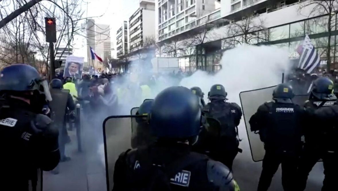 На акции против ковидных ограничений во Франции задержали 54 человека.