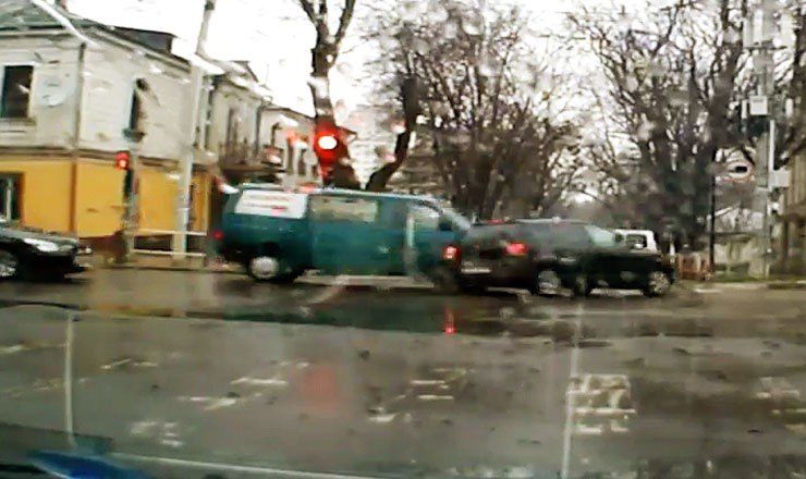 В социальной сети опубликовано видео ДТП, которое произошло на одном из столичных перекрестков. 