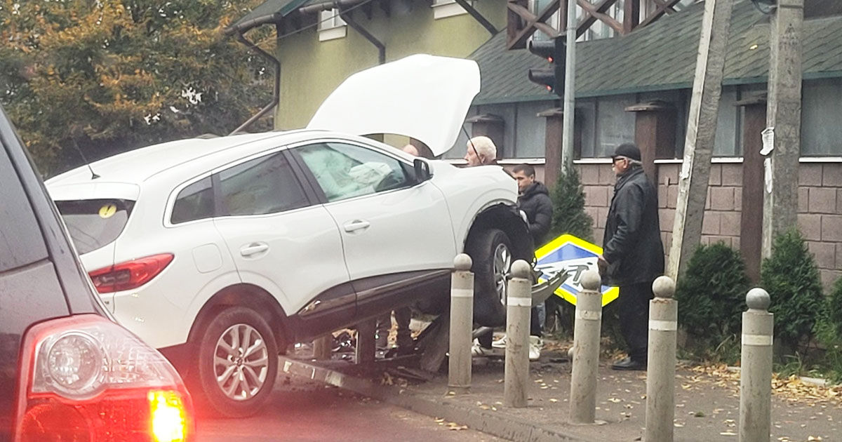 Un șofer începător a urcat cu mașina pe stâlpi de protecție și a dărâmat un indicator în Capitală.