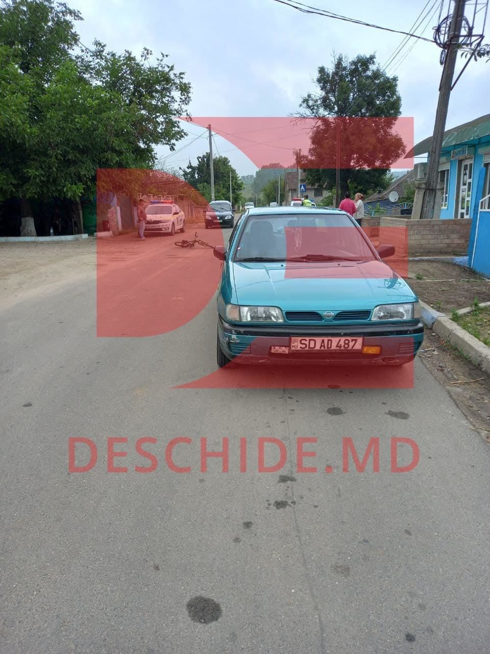 В Шолданештах ребенок на велосипеде въехал в автомобиль.