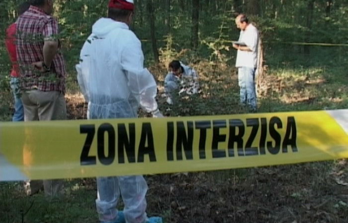 Femeia a fost găsită atârnată cu o funie de un copac, iar lângă ea actul de identitate şi niște pastile. Foto: newsbv.ro