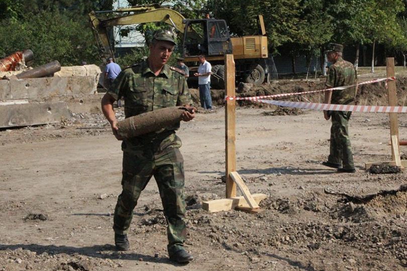 Снаряд залегал на глубине в два метра. На место происшествия прибыли сотрудники милиции и сапёры. Фото: moldnews.md