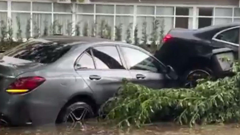 Непогода в Румынии: потоками воды уносило автомобили.