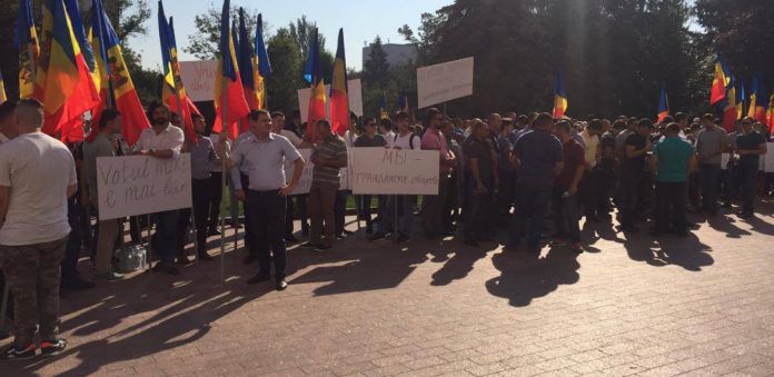 Не в первый раз люди, созванные этими двумя политиками, проявляют агрессивность.
