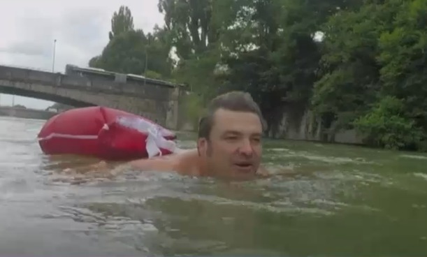 Soluție inedită și sănătoasă: Un bărbat ajunge înot la serviciu