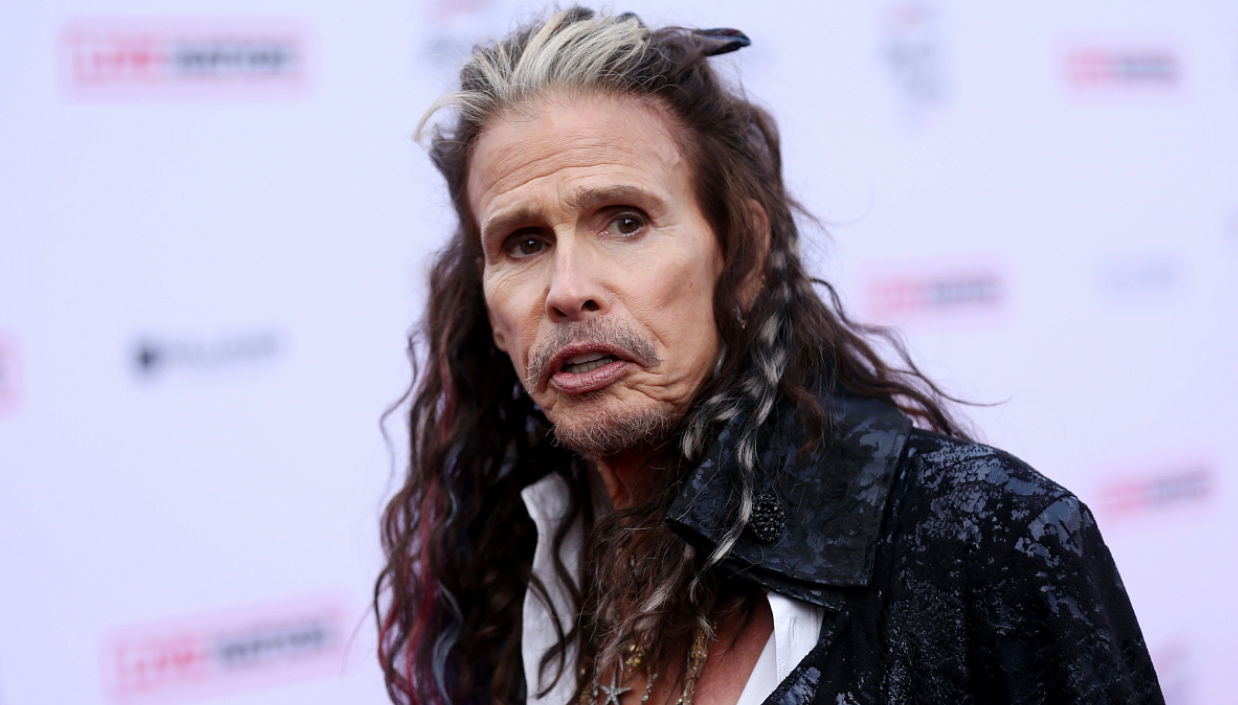Певца Стивена Тайлера из Aerosmith обвинили в сексуальном насилии над несовершеннолетней.