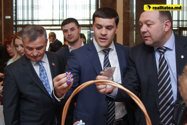 Demnitarii veniţi la târg spun că apreciază munca depusă de copii. Foto: realitatea.md