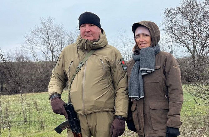 Жена Рогозина получила контузию при обстреле гостиницы в Донецке.
