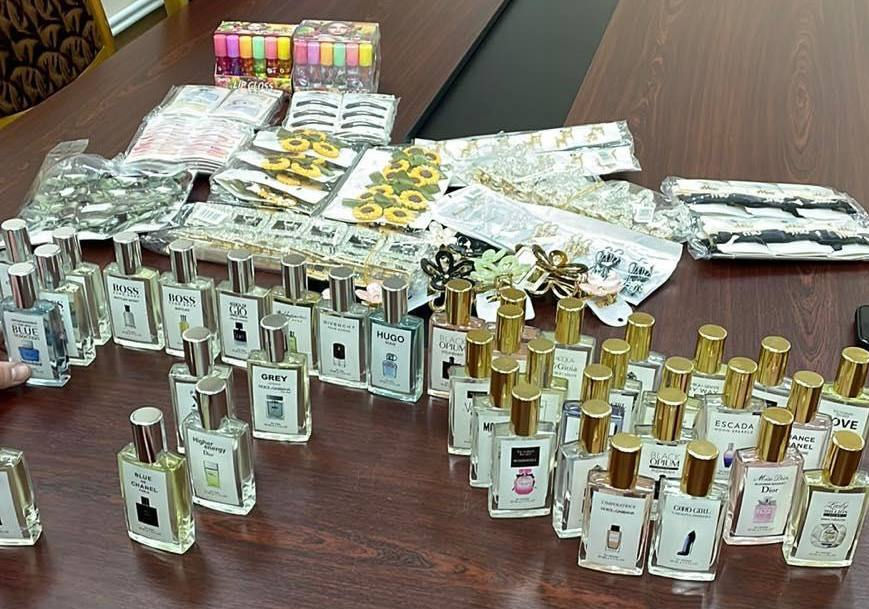 Articole de parfumerie nedeclarate, descoperite la vamă.