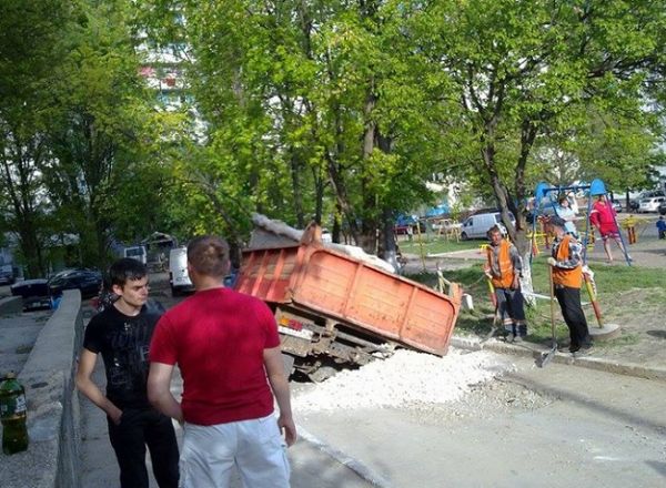 Groapa sapata pentru reparatiile la sistemul de canalizare a fost astupata superficial. Foto: protv.md