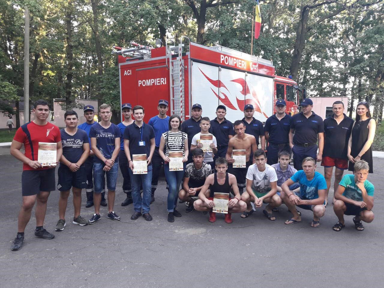 Спасатели и пожарные учат детей правильно себя вести в чрезвычайных ситуациях.
